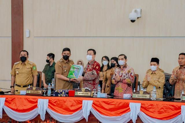 Wali Kota Medan, Bobby Nasution, menyerahkan LPj pelaksanaan APBD 2021 kepada Ketua DPRD