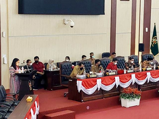 Anggota DPRD Medan Fraksi PDIP, Margareth MS, saat membacakan pemandangan umum terhadap LPj Wali Kota Medan