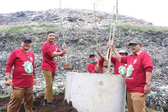 Dinas Kebersihan dan Pertamanan Kota Medan menanam pohon di TPA Terjun