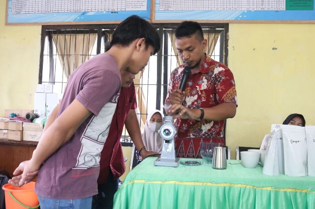 Dinas Perindustrian Kota Medan melakukan pelatihan barista kepada pemuda di Kelurahan Tangkahan
