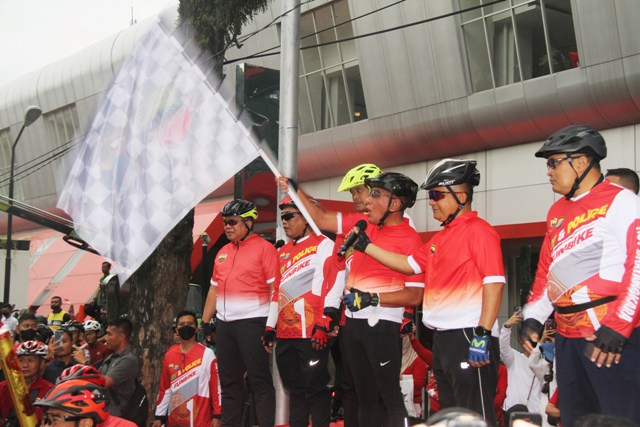 Gubernur Sumut, Edy Rahmayadi, melepas peserta fun bike HUT Bhayangkara