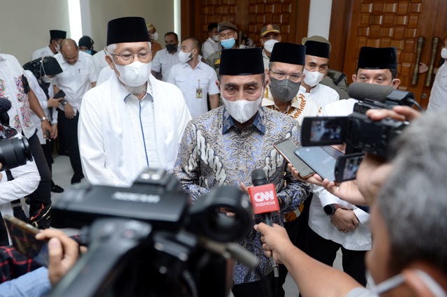 Gubernur Sumut, Edy Rahmayadi, memberi keterangan usai menepungtawari jamaah haji