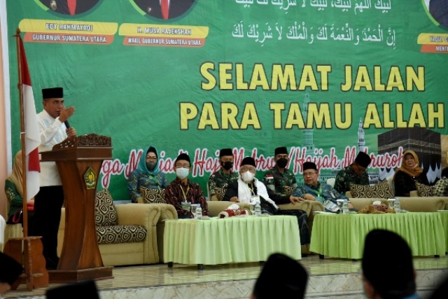 Gubernur-Sumut-Edy-Rahmayadi-memberi-sambutan-pada-pelepasan-Calhaj-kloter-I