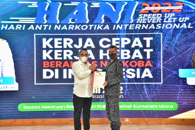 Gubernur Sumut, Edy Rahmayadi, memberikan dana hibah kepada BNN Provinsi Sumut yang diterima Kepala BNNP Sumut, Brigjen Toga Panjaitan