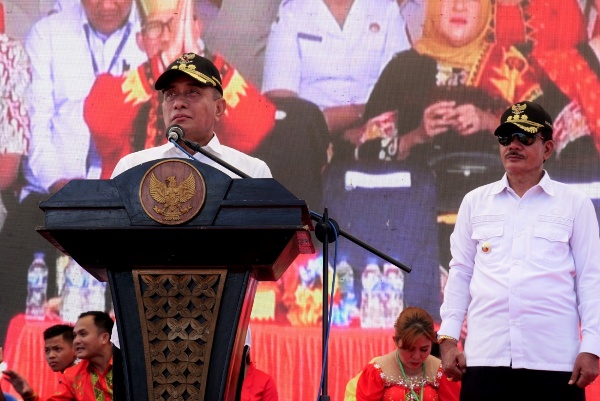 Gubernur Sumut, Edy Rahmayadi, memberikan sambutan pada Festival Pesona Aeklahu di Nias Barat