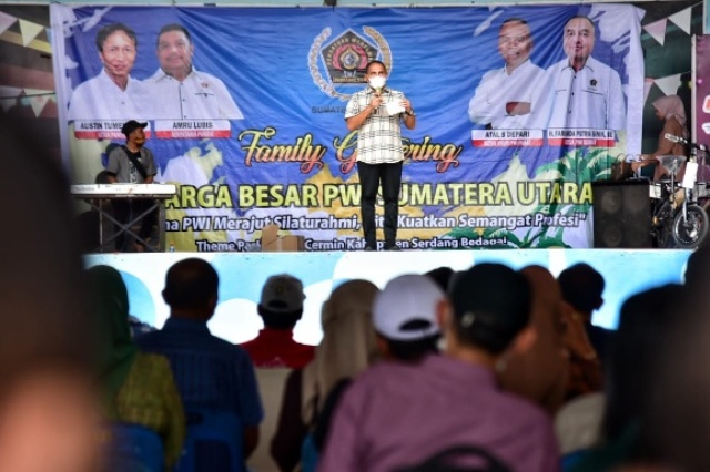 Gubernur-Sumut-Edy-Rahmayadi-memberikan-sambutan-pada-family-gathering-PWI-Sumut-di-Sergai