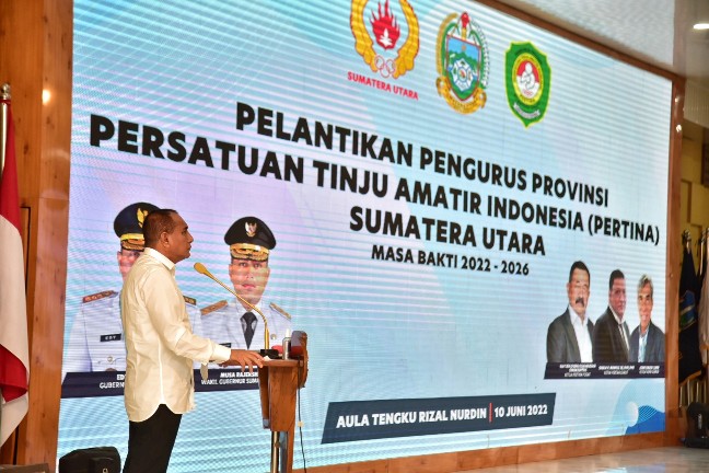 Gubernur Sumut, Edy Rahmayadi, memberikan sambutan pada pelantikan Pengrov Pertina Sumut
