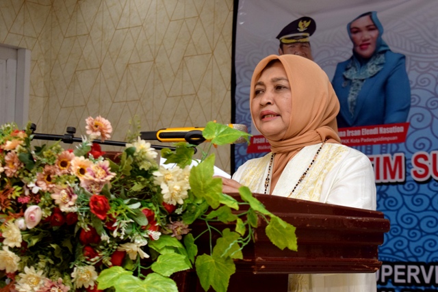 Ketua TP PKK Sumut, Nawal Lubis, memberikan arahan pada supervisi PKK di Padangsidimpuan
