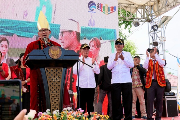 Menteri Pariwisata, Sandiaga Uno, saat membuka Festival Pesona Aeklahu di Nias Barat