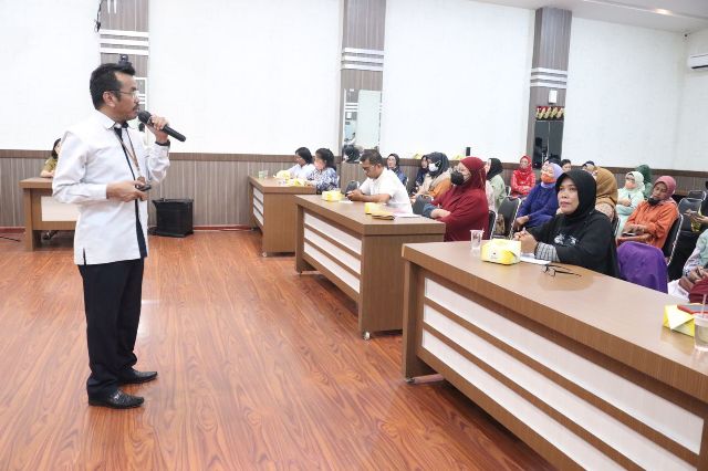 Plt Asisten Ekbang Pemkot Medan, Masyursah, memberikan sambutan pada sosialisasi sertifikat halal