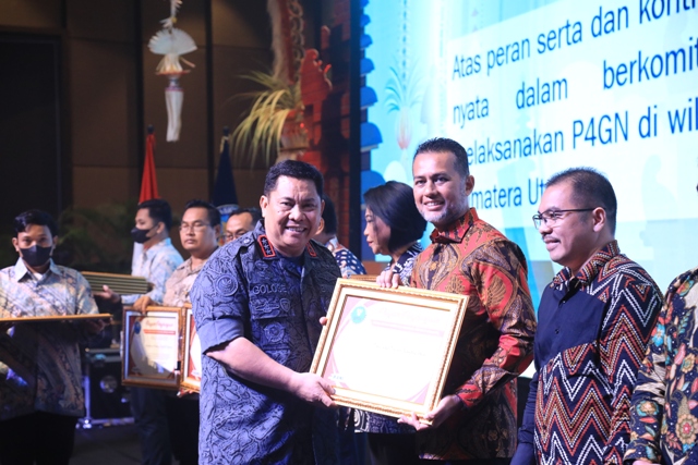 Wagub Sumut, Musa Rajekshah, menerima penghargaan dari BNN