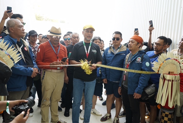 Wagub Sumut, Musa Rajekshah, menggunting pita meresmikan museum vespa di Bali