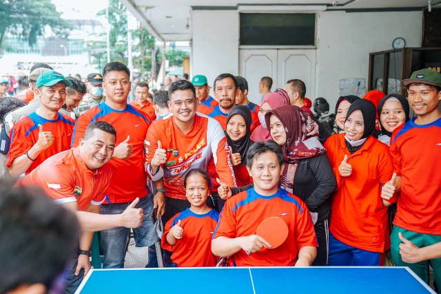 Wali Kota Medan, Bobby Nasution, bersama atlet NPC pada car free day di Medan