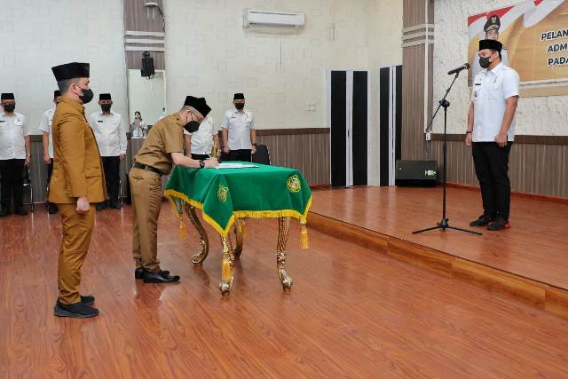 Wali Kota Medan, Bobby Nasution, melantik 15 pejabat di lingkungan Pemkot Medan