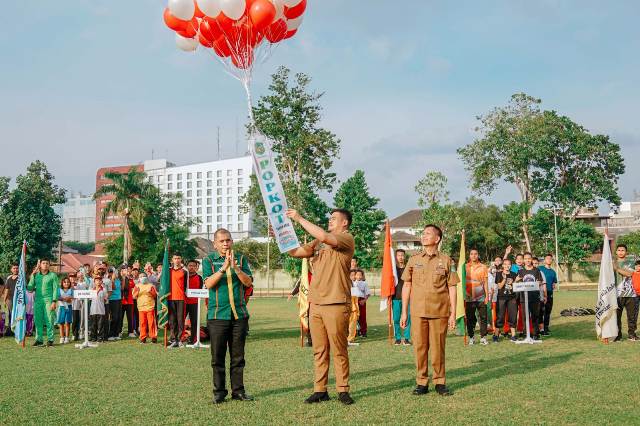 Wali Kota Medan, Bobby Nasution, melepas balon tanda dibukanya Popkot 2022