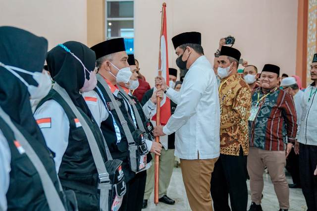 Wali Kota Medan, Bobby Nasution, melepas keberangkatan Calhaj Kloter 04 asal Kota Medan