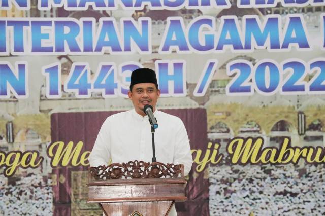 Wali Kota Medan, Bobby Nasution, memberikan sambutan pada manasik haji akbar