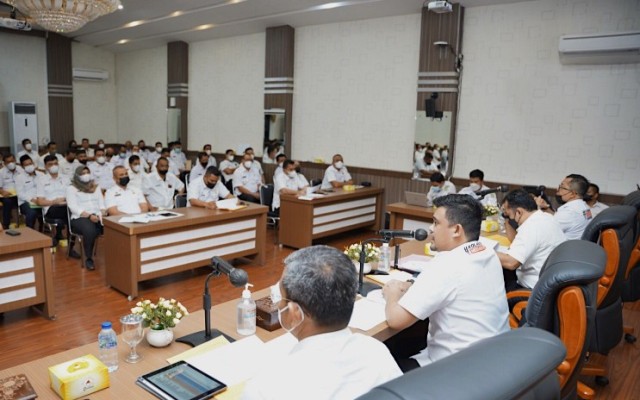 Wali-Kota-Medan-Bobby-Nasution-memimpin-rapat-serapan-anggaran