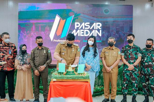 Wali Kota Medan, Bobby Nasution, memotong tumpeng pada HUT 29 PUD Pasar Kota Medan