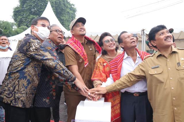 Wali Kota Medan, Bobby Nasution, menekan tombol diresmikannya patung Jamin Ginting di Medan