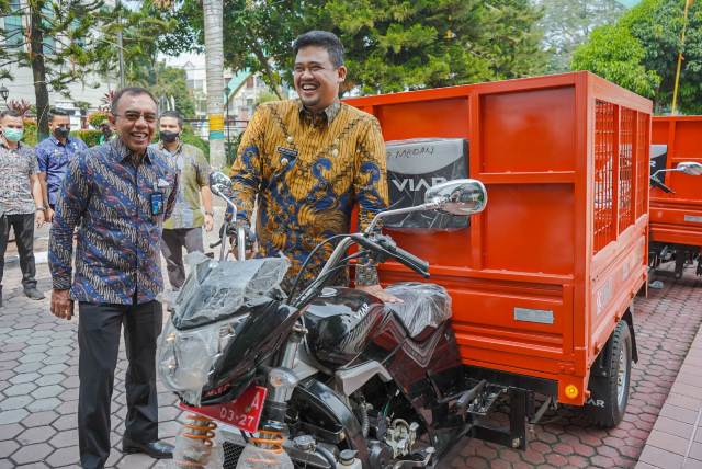 Wali Kota Medan, Bobby Nasution, menerima bantuan becak sampah