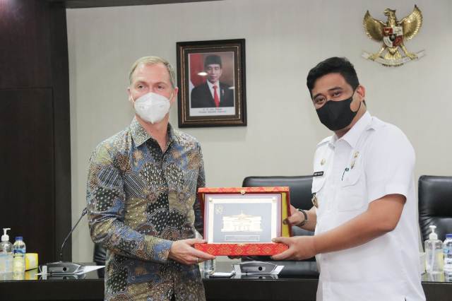 Wali Kota Medan, Bobby Nasution, menerima kunjungan Konsul AS di Medan Gordon S Church