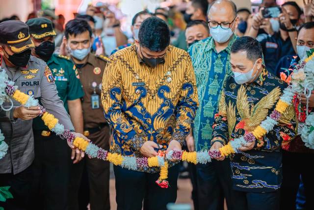 Wali Kota Medan, Bobby Nasution, menggunting pita peresmian UPT BPPRD