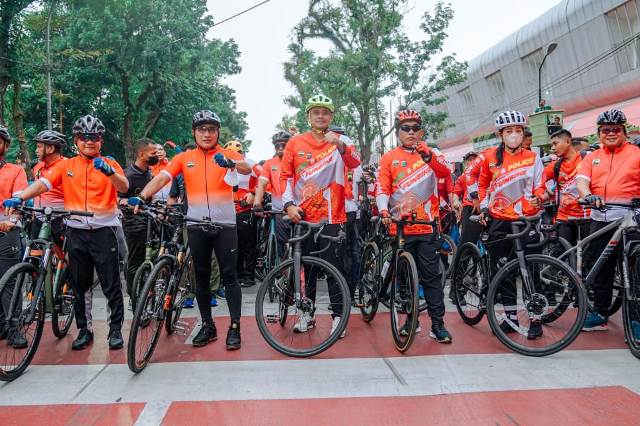 Wali Kota Medan, Bobby Nasution, mengikuti fun bike dalam rangka Hari Bhayangkara
