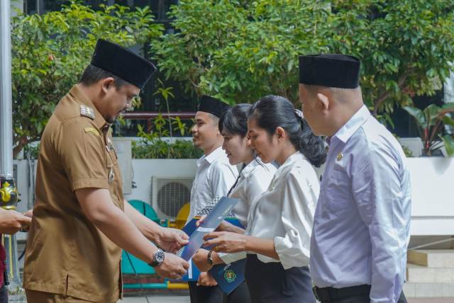 Wali Kota Medan, Bobby Nasution, menyerahkan SK PPPK guru