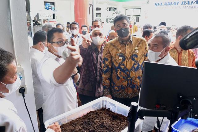 Wali Kota Medan bersama Menteri Koperasi & UKM menungjungi PMKS