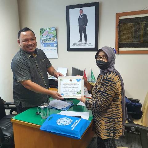 Anggota DPRD Sumut, Zeira Salim Ritonga, menerima piaga dari PWI Sumut