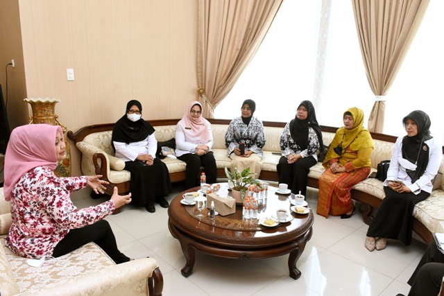 Bunda PAUD Sumut, Nawal Lubis, menerima kunjungan perempuan PGRI Sumut