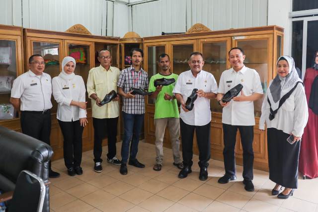 Dinas Perindustrian Kota Medan melakukan pelatihan pembuatan sepatu di Medan Denai