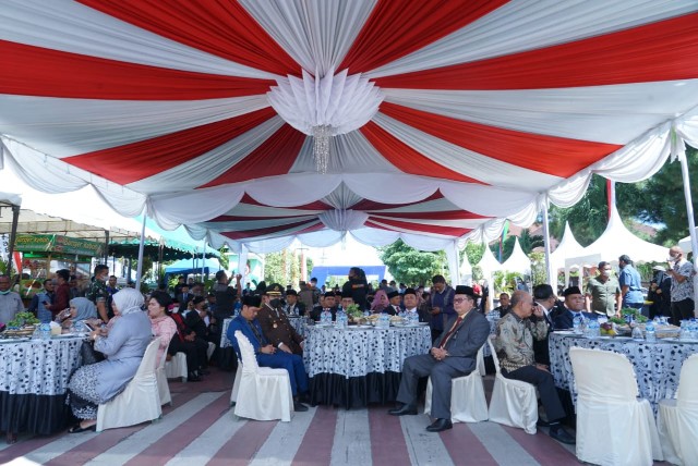 Forkopimda dan masyarakat menikmati sajian kuliner pada HUT 105 Tebing Tinggi