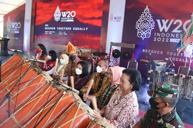 Gubernur Sumut, Edy Rahmayadi, bersama Menteri Pariwisata, Sandiaga Uno, memukul gondang membuka W20 di Danau Toba