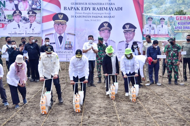Gubernur Sumut, Edy Rahmayadi, melakukan penanaman jagung di Pakpak Bharat