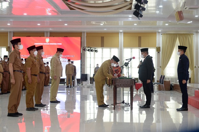 Gubernur Sumut, Edy Rahmayadi, melantik ratusan Kepala Sekolah SMA di Sumut