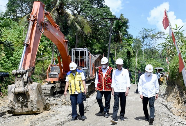 Gubernur Sumut, Edy Rahmayadi, mendampingi Presiden Jokowi meninjau infrastruktur di Nias