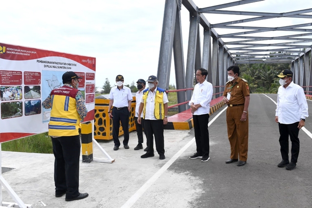 Gubernur Sumut, Edy Rahmayadi, mendampingi Presiden Jokowi meninjau pembangunan jembatan di Nias Barat