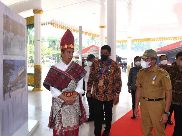 Gubernur Sumut, Edy Rahmayadi, menerangkan kepada Presiden Jokowi terkait revitalisasi Lapangan Merdeka Medan