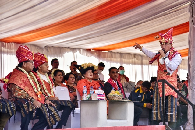 Gubernur Sumut, Edy Rahmayadi, menyampaikan rencana pembangunan jalan pada Festival Buah dan Bunga di Karo