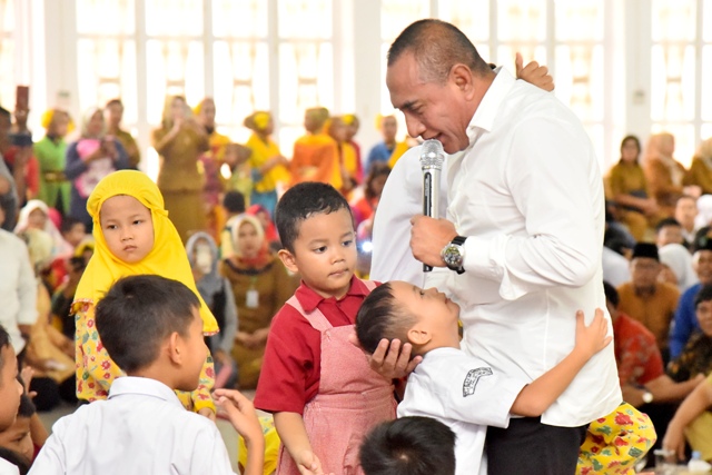 Gubernur Sumut, Edy Rahmayadi, sedang bermain dengan anak pada peringatan hari anak