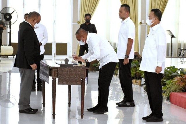 Ketua-Koni-Pusat-Marciano-Norman-mengukuhkan-Edy-Rahmayadi-sebagai-Ketua-PB-PON-wilayah-Sumut