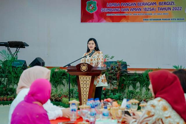 Ketua PKK Kota Medan, Kahiyang Ayu, memberikan arahan pada lomba B2SA di Medan