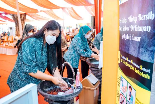 Ketua PKK Kota Medan, Kahiyang Ayu, sedang mencuci tangan pada peringatan hari mencuci tangan