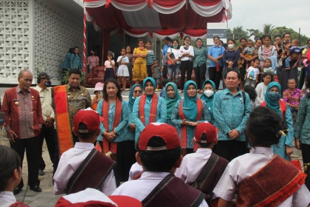 Ketua-PKK-Pusat-Tri-Tito-Karnavian-melakukan-kunjungan-suvervisi-ke-Kabupaten-Samosir