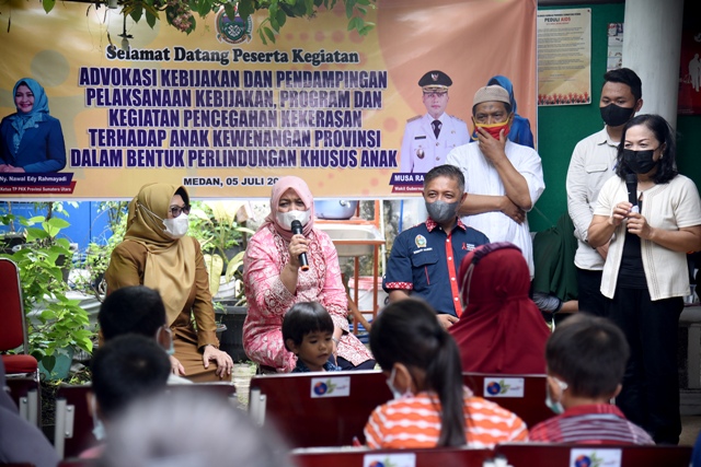 Ketua PKK Sumut, Nawal Lubis, berinteraksi dengan ADHA