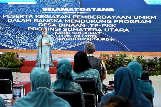 Ketua PKK Sumut, Nawal Lubis, memberi arahan pada pelatihan UMKM