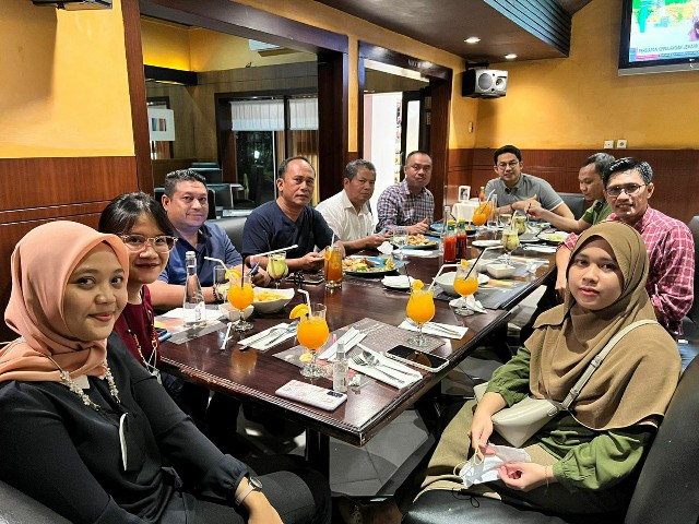 Ketua PWI Sumut, Farianda Putra Sinik, bersama Ketua Umum KPI di Sumut