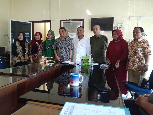 Ketua PWI Sumut, Farianda Putra Sinik, foto bersama dengan Ketua Panitia Kurban, Ahmad Rivai Parinduri, usai rapat finalisasi pelaksanakan kurban